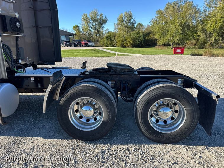 image for item DW6639 2020 Peterbilt 579 semi truck