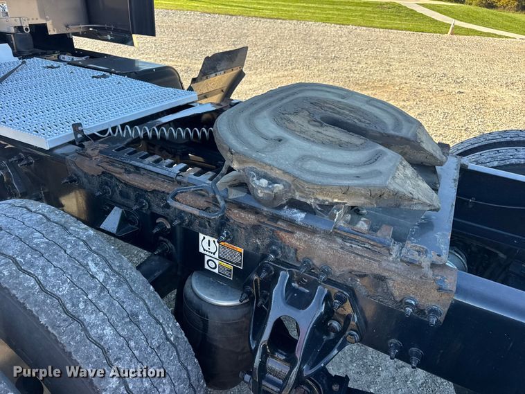 image for item DW6639 2020 Peterbilt 579 semi truck