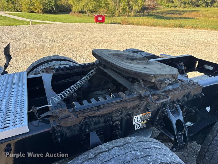 image for item DW6639 2020 Peterbilt 579 semi truck