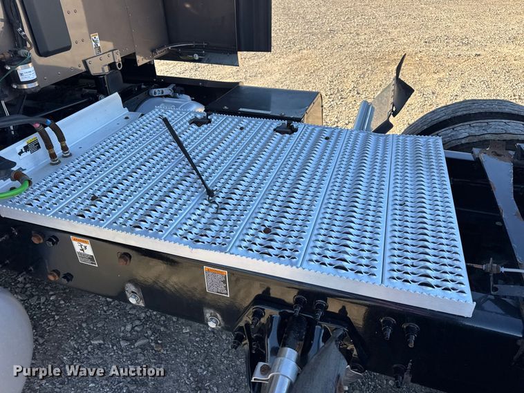 image for item DW6639 2020 Peterbilt 579 semi truck