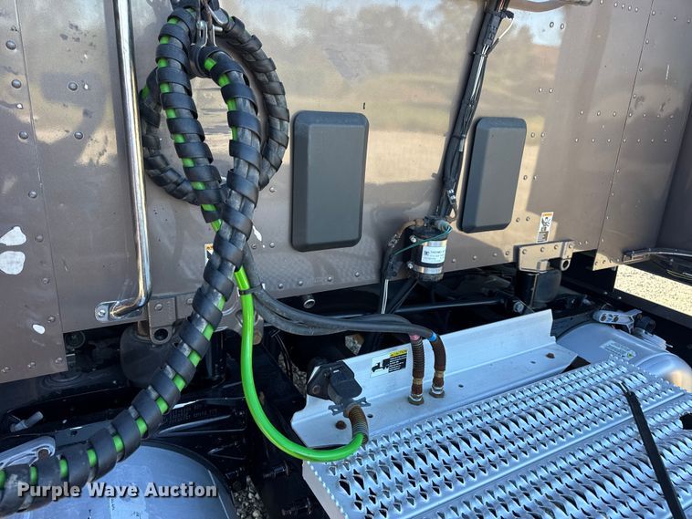 image for item DW6639 2020 Peterbilt 579 semi truck