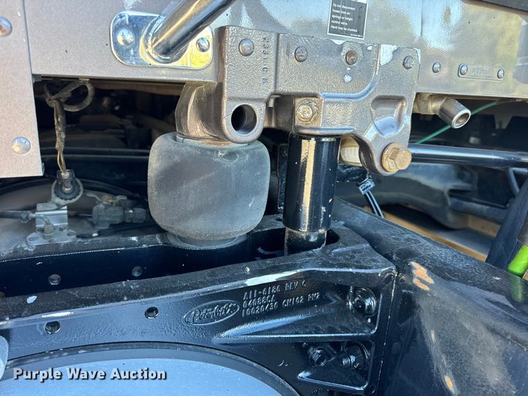 image for item DW6639 2020 Peterbilt 579 semi truck