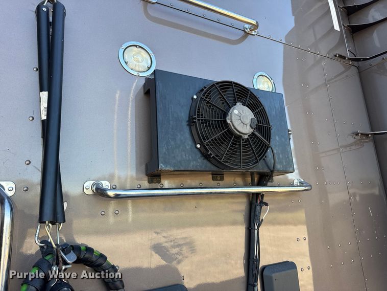 image for item DW6639 2020 Peterbilt 579 semi truck