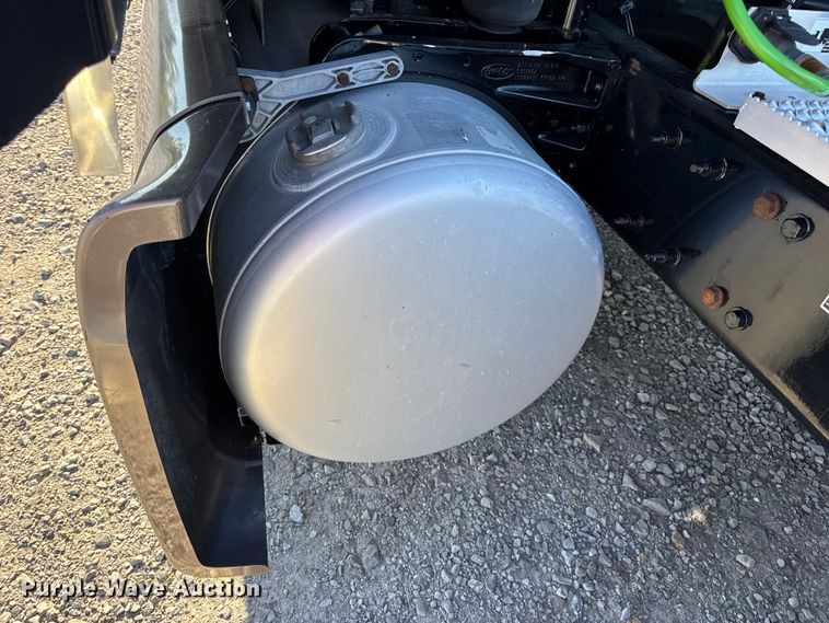 image for item DW6639 2020 Peterbilt 579 semi truck