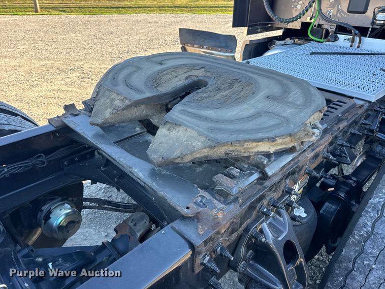 image for item DW6639 2020 Peterbilt 579 semi truck