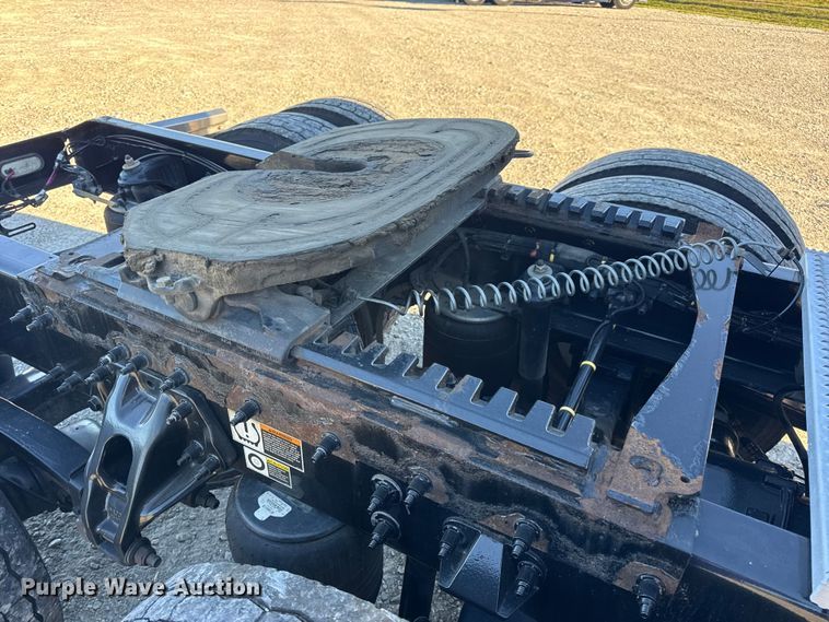 image for item DW6639 2020 Peterbilt 579 semi truck