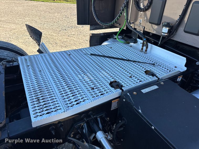 image for item DW6639 2020 Peterbilt 579 semi truck