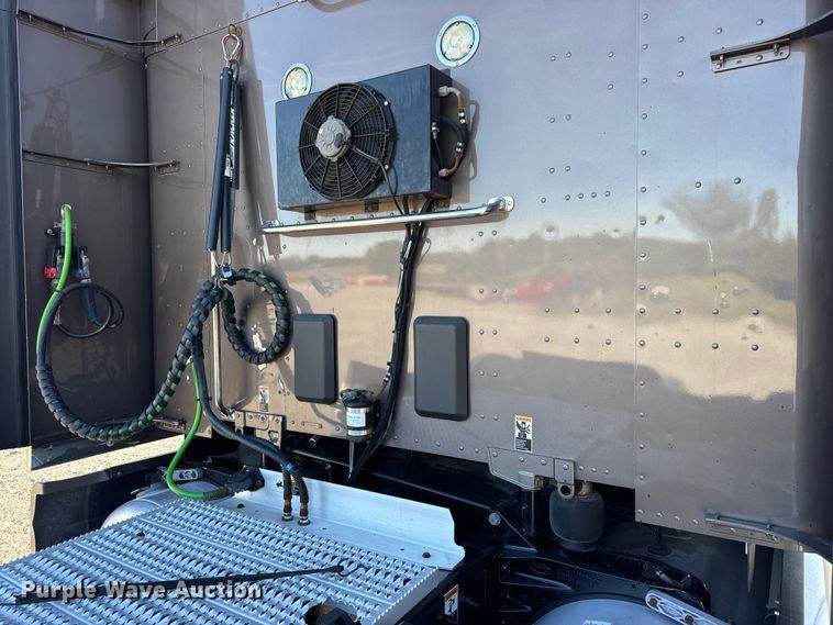 image for item DW6639 2020 Peterbilt 579 semi truck