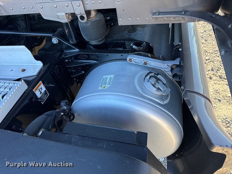 image for item DW6639 2020 Peterbilt 579 semi truck