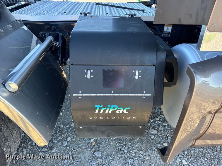 image for item DW6639 2020 Peterbilt 579 semi truck