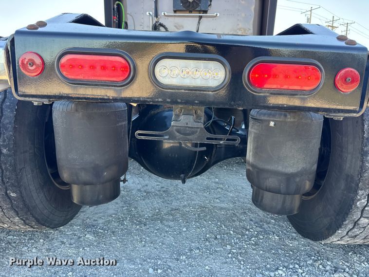 image for item DW6639 2020 Peterbilt 579 semi truck