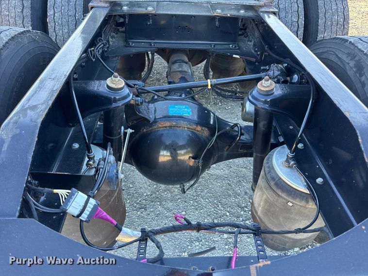 image for item DW6639 2020 Peterbilt 579 semi truck