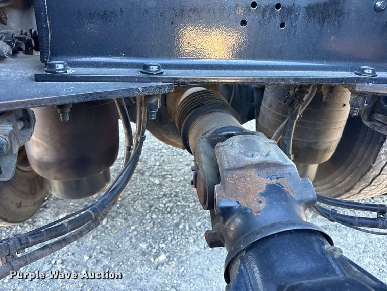 image for item DW6639 2020 Peterbilt 579 semi truck