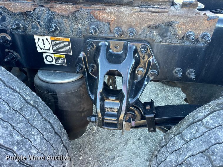 image for item DW6639 2020 Peterbilt 579 semi truck