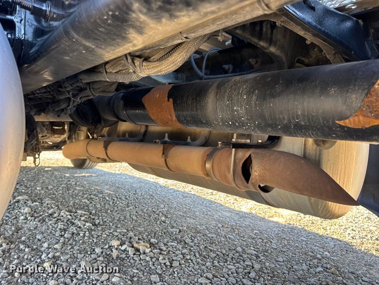 image for item DW6639 2020 Peterbilt 579 semi truck