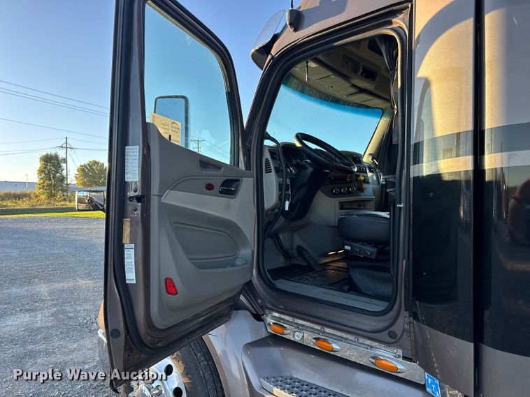 image for item DW6639 2020 Peterbilt 579 semi truck