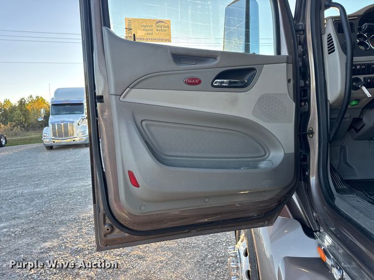 image for item DW6639 2020 Peterbilt 579 semi truck