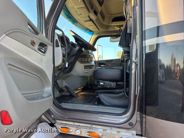 image for item DW6639 2020 Peterbilt 579 semi truck