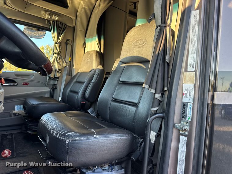 image for item DW6639 2020 Peterbilt 579 semi truck