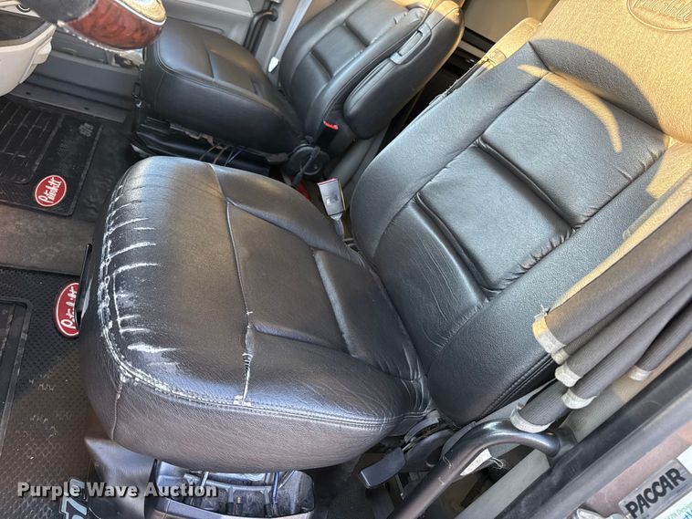 image for item DW6639 2020 Peterbilt 579 semi truck