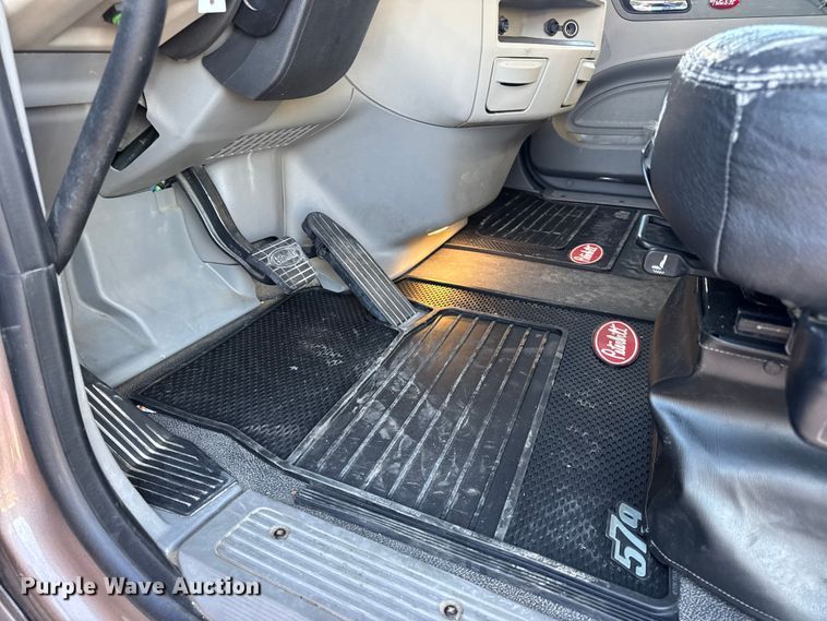 image for item DW6639 2020 Peterbilt 579 semi truck