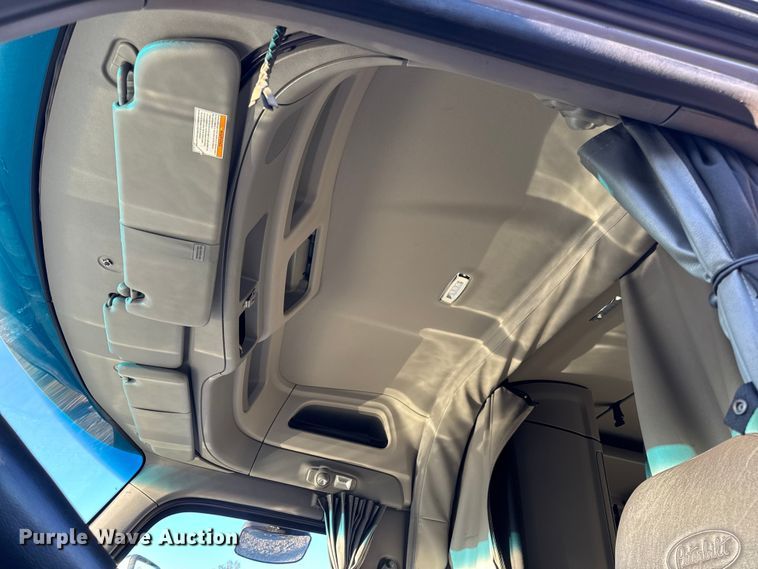 image for item DW6639 2020 Peterbilt 579 semi truck