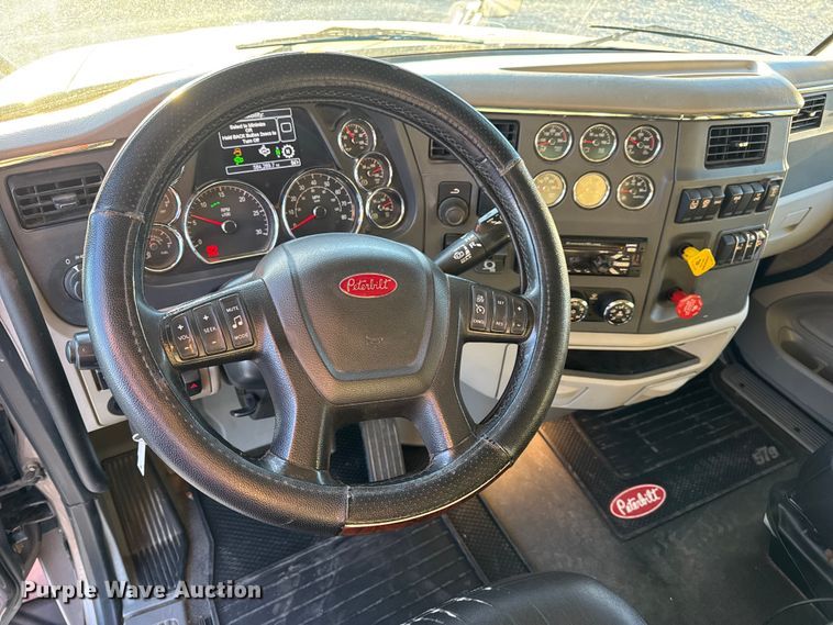 image for item DW6639 2020 Peterbilt 579 semi truck