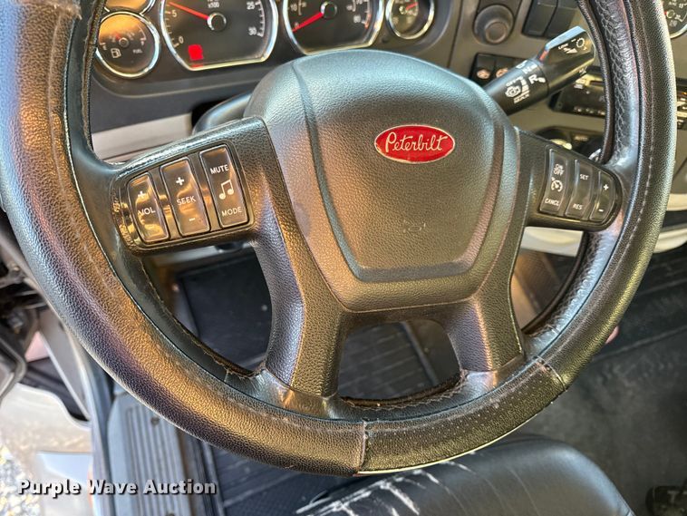 image for item DW6639 2020 Peterbilt 579 semi truck
