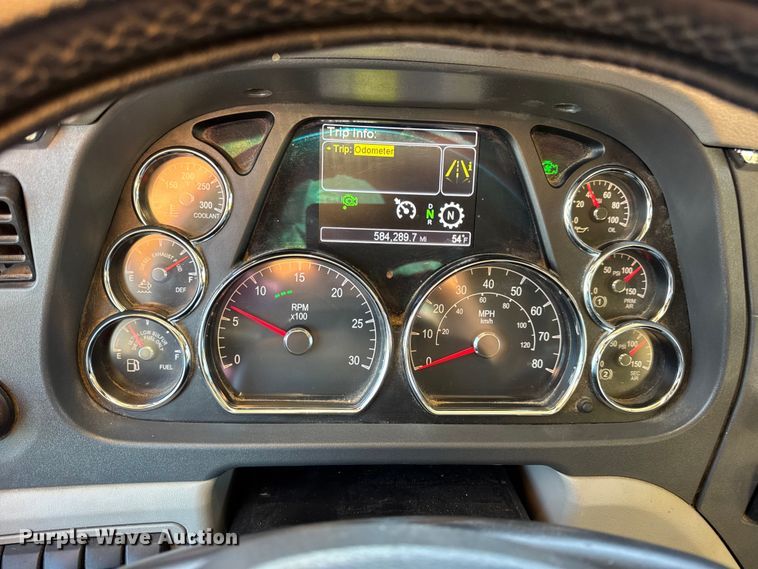 image for item DW6639 2020 Peterbilt 579 semi truck