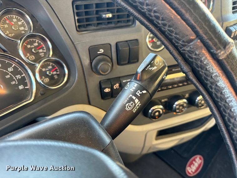 image for item DW6639 2020 Peterbilt 579 semi truck