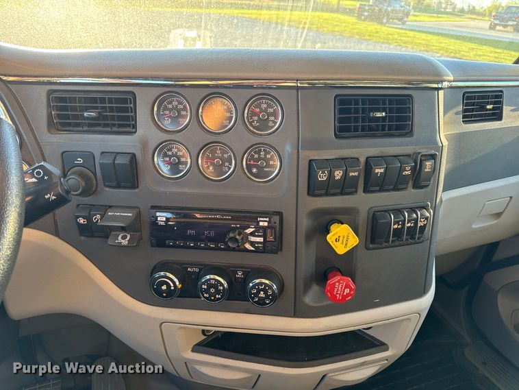 image for item DW6639 2020 Peterbilt 579 semi truck