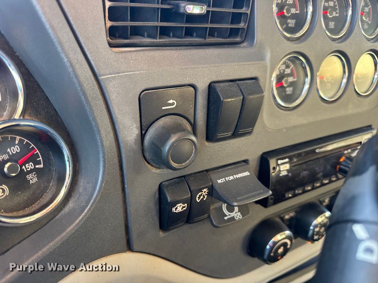 image for item DW6639 2020 Peterbilt 579 semi truck