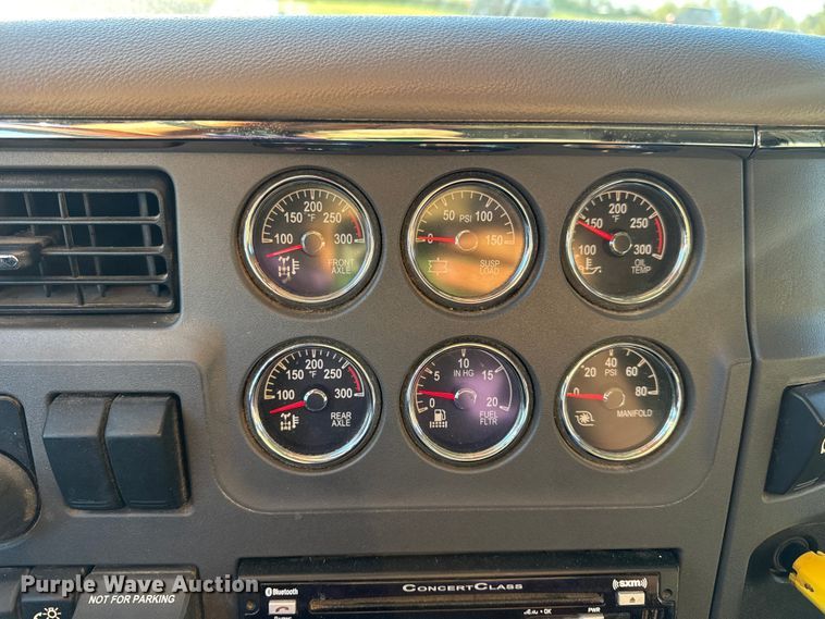 image for item DW6639 2020 Peterbilt 579 semi truck