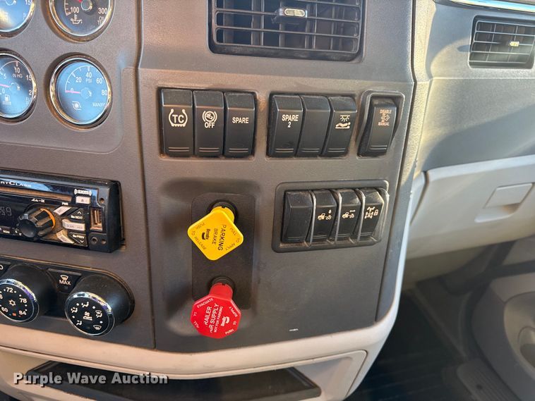 image for item DW6639 2020 Peterbilt 579 semi truck