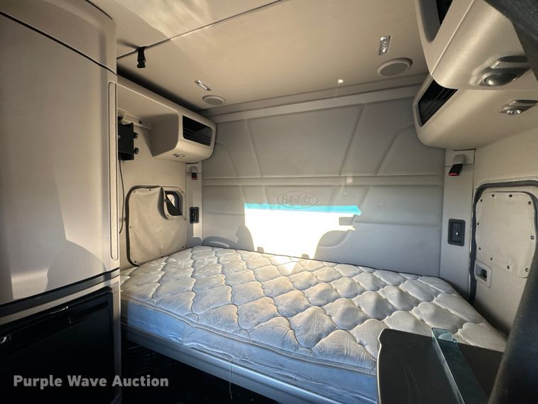 image for item DW6639 2020 Peterbilt 579 semi truck