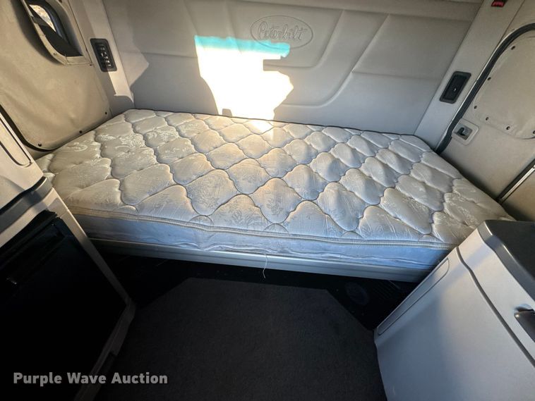 image for item DW6639 2020 Peterbilt 579 semi truck