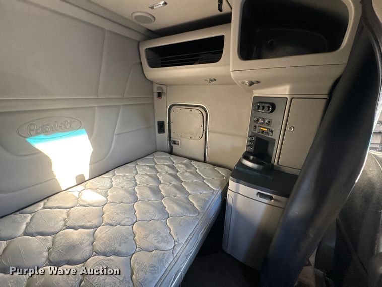 image for item DW6639 2020 Peterbilt 579 semi truck