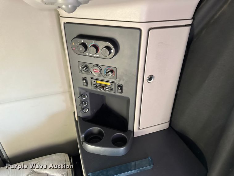 image for item DW6639 2020 Peterbilt 579 semi truck