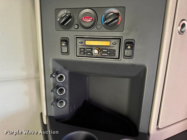 image for item DW6639 2020 Peterbilt 579 semi truck