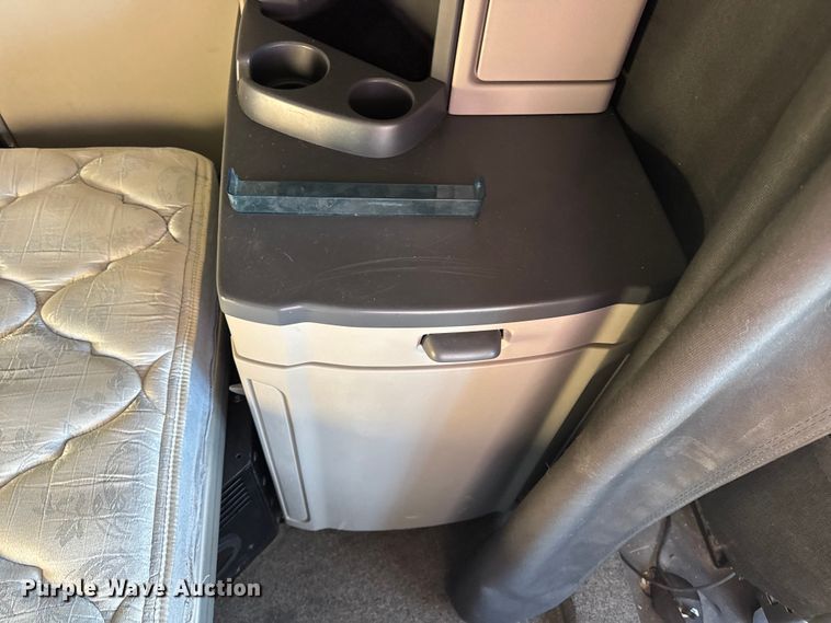 image for item DW6639 2020 Peterbilt 579 semi truck