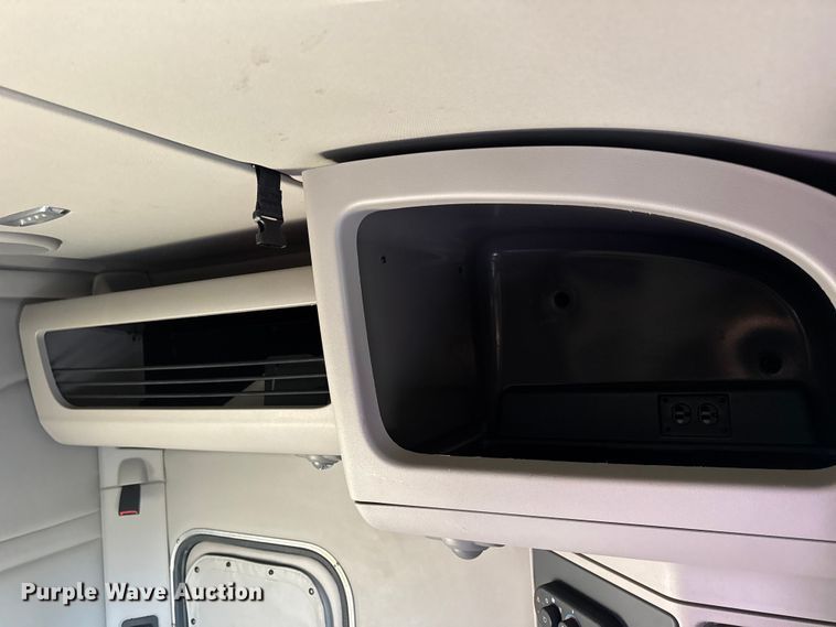 image for item DW6639 2020 Peterbilt 579 semi truck