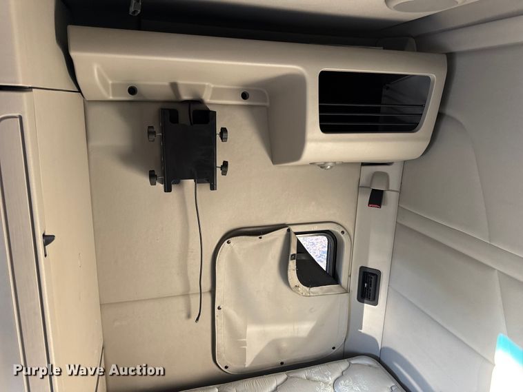 image for item DW6639 2020 Peterbilt 579 semi truck