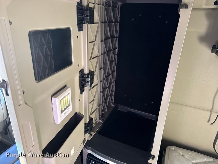 image for item DW6639 2020 Peterbilt 579 semi truck