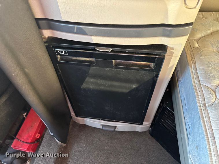 image for item DW6639 2020 Peterbilt 579 semi truck