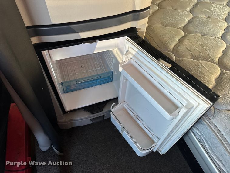 image for item DW6639 2020 Peterbilt 579 semi truck