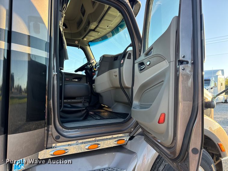 image for item DW6639 2020 Peterbilt 579 semi truck