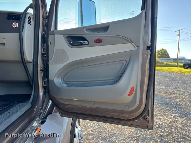 image for item DW6639 2020 Peterbilt 579 semi truck