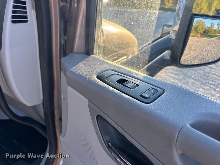 image for item DW6639 2020 Peterbilt 579 semi truck