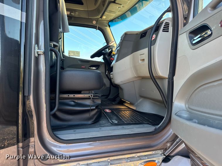 image for item DW6639 2020 Peterbilt 579 semi truck