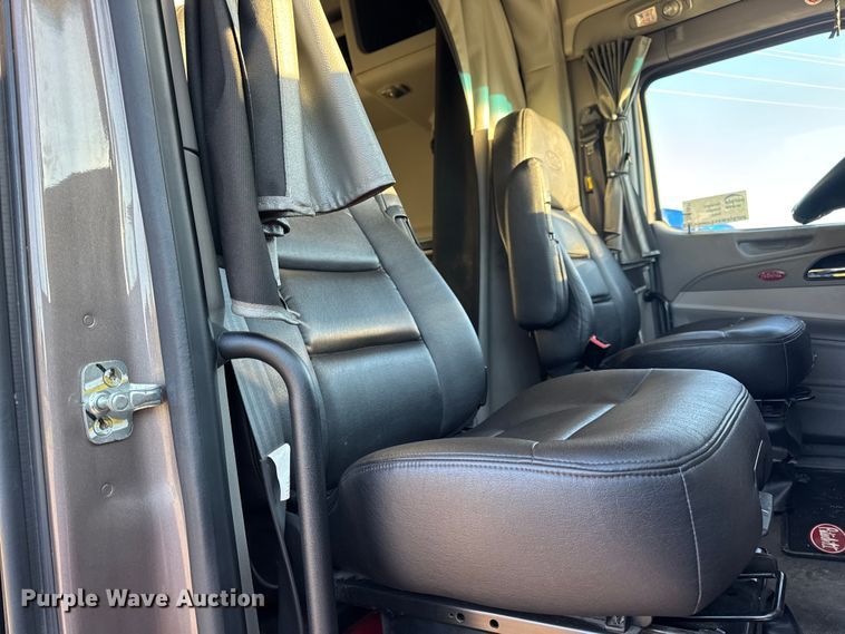 image for item DW6639 2020 Peterbilt 579 semi truck